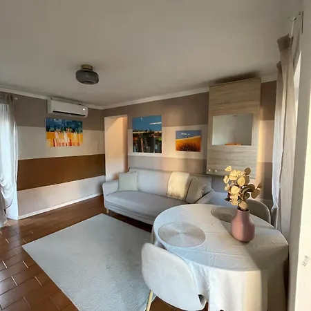 Lovely Overlooking The Apartman *